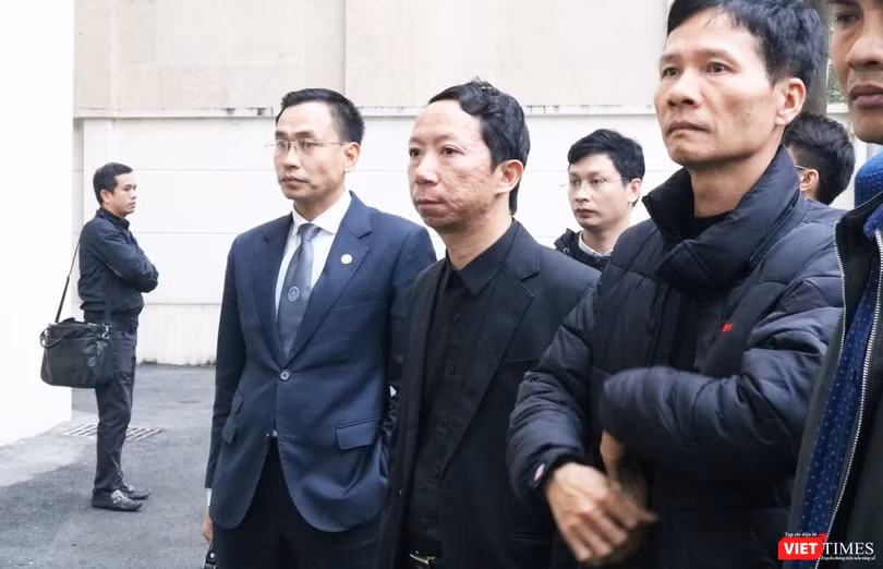 Ông Lê Văn Sơn – bố cháu Lê Hoàng Long (áo đen ở giữa). Ảnh: Minh Thúy