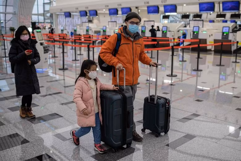 Du khách đeo khẩu trang bảo vệ tại khu vực làm thủ tục của sân bay quốc tế Daxing ở Bắc Kinh. Ảnh: AFP