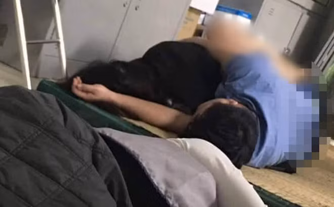 Hình ảnh trên mạng xã hội cho rằng bác sĩ ở Bệnh viện Hữu nghị Đa khoa Nghệ An ôm nữ sinh viên ngủ trong ca trực - Ảnh: Internet