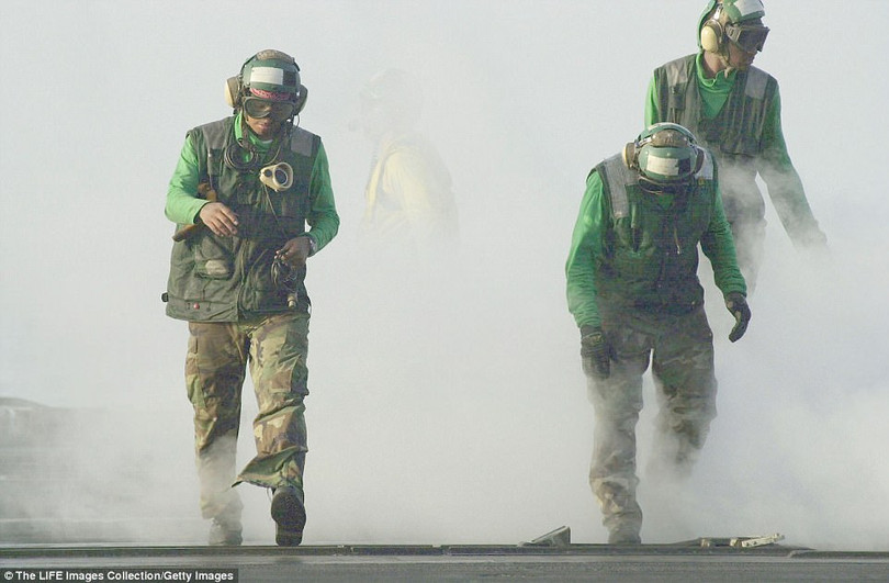 “Vũ điệu” sắc màu hoàn hảo trên tàu sân bay Mỹ ảnh 9