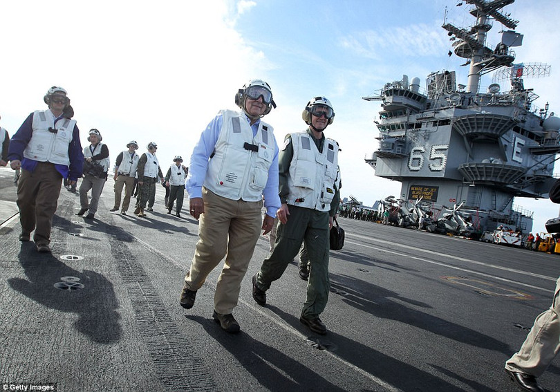 “Vũ điệu” sắc màu hoàn hảo trên tàu sân bay Mỹ ảnh 15