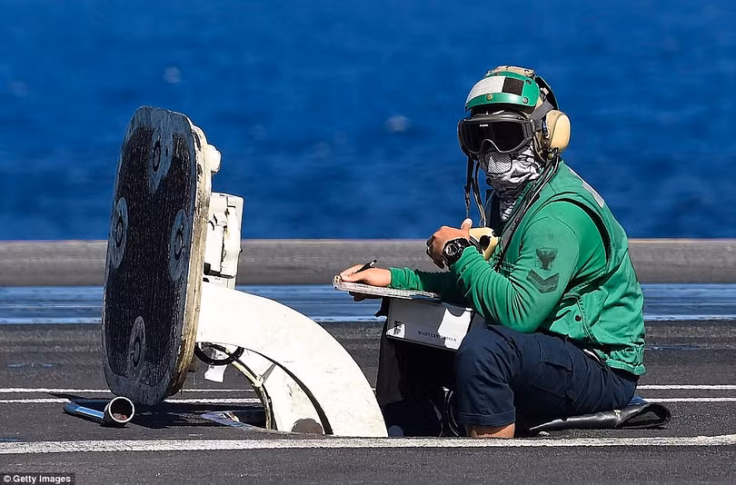 “Vũ điệu” sắc màu hoàn hảo trên tàu sân bay Mỹ ảnh 10