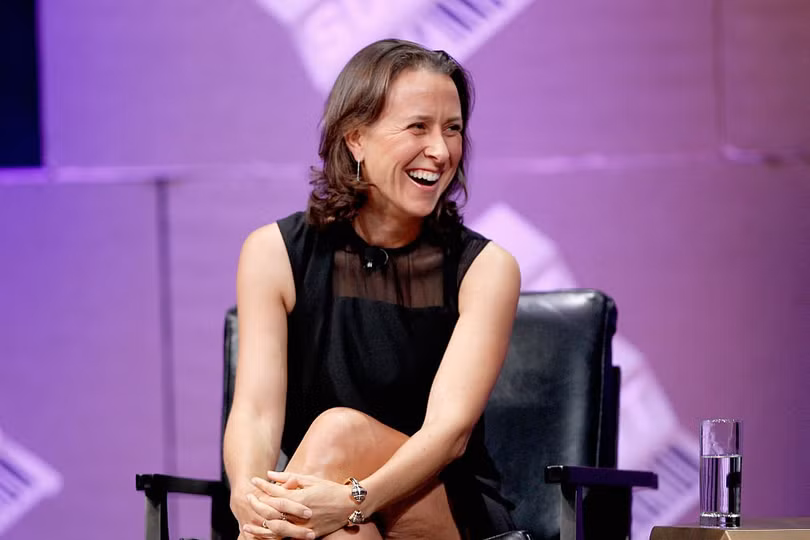 Có hàng tỷ USD, người phụ nữ này vẫn tự cắt tóc cho con và dạy chúng giặt đồ ảnh 1