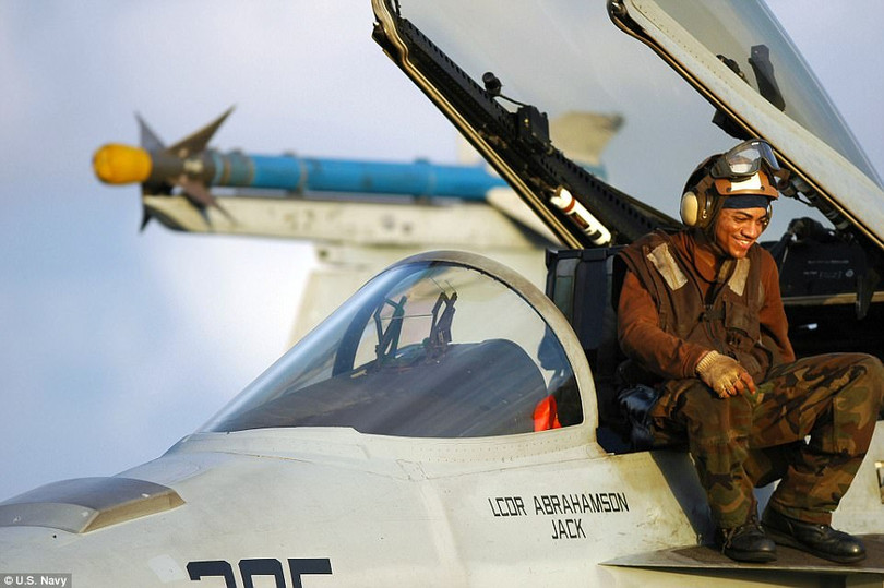 “Vũ điệu” sắc màu hoàn hảo trên tàu sân bay Mỹ ảnh 7