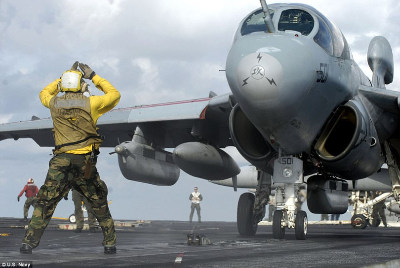 “Vũ điệu” sắc màu hoàn hảo trên tàu sân bay Mỹ ảnh 4