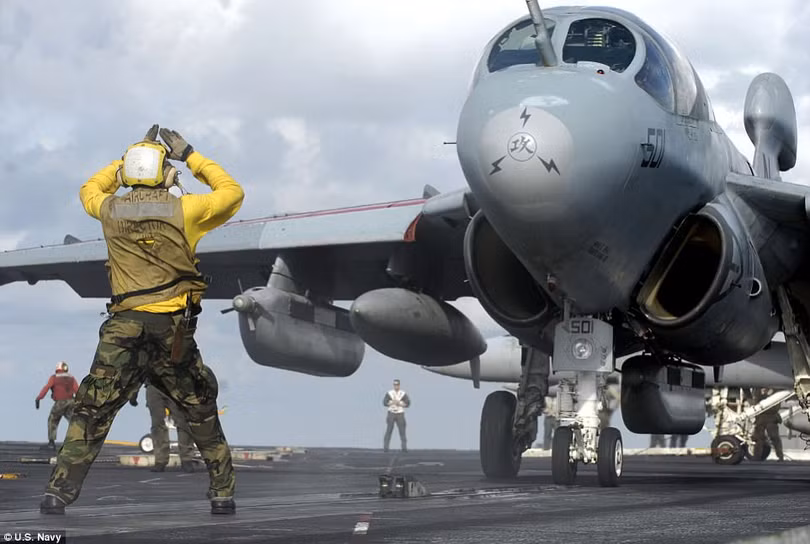 “Vũ điệu” sắc màu hoàn hảo trên tàu sân bay Mỹ ảnh 4