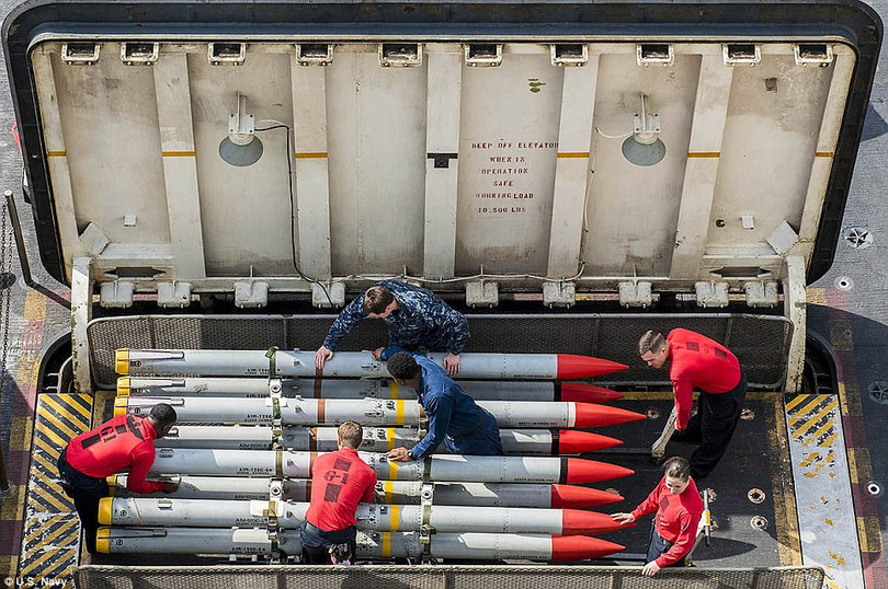 “Vũ điệu” sắc màu hoàn hảo trên tàu sân bay Mỹ ảnh 12