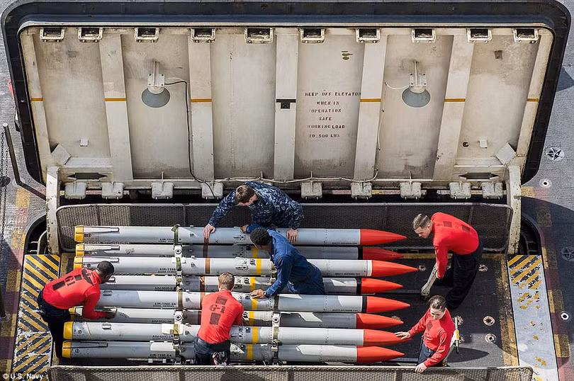 “Vũ điệu” sắc màu hoàn hảo trên tàu sân bay Mỹ ảnh 12