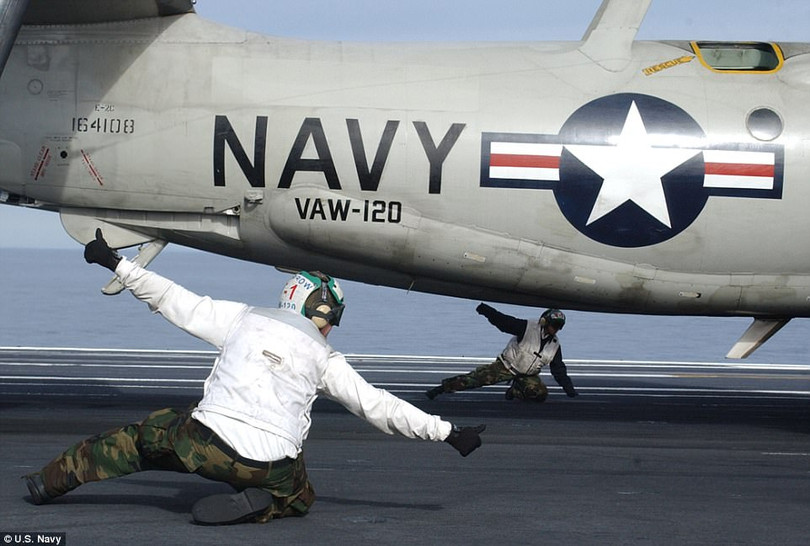 “Vũ điệu” sắc màu hoàn hảo trên tàu sân bay Mỹ ảnh 14