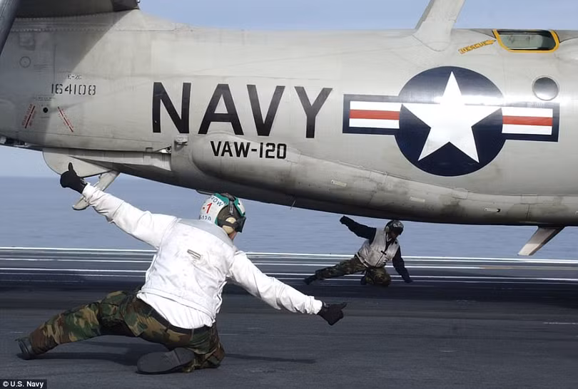 “Vũ điệu” sắc màu hoàn hảo trên tàu sân bay Mỹ ảnh 14