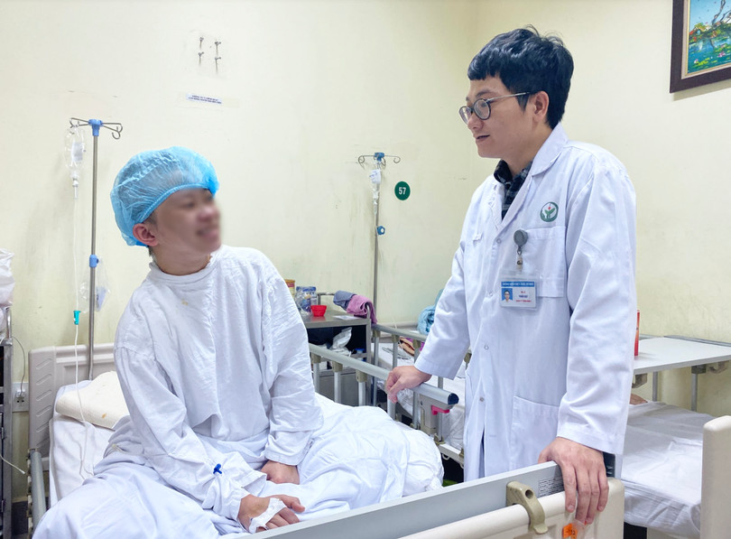 BS. Trần Đạt - Khoa Phẫu thuật Thần kinh, Bệnh viện Hữu nghị Việt Đức- thăm hỏi sức khoẻ sản phụ (Ảnh: BVCC)