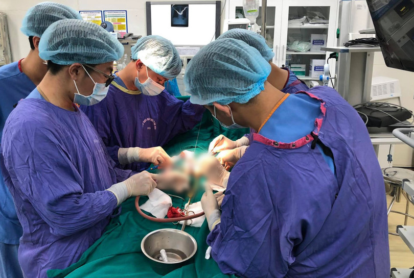 Các bác sĩ phẫu thuật cho bệnh nhân tự bẻ cong dương vật (Ảnh: BVCC)