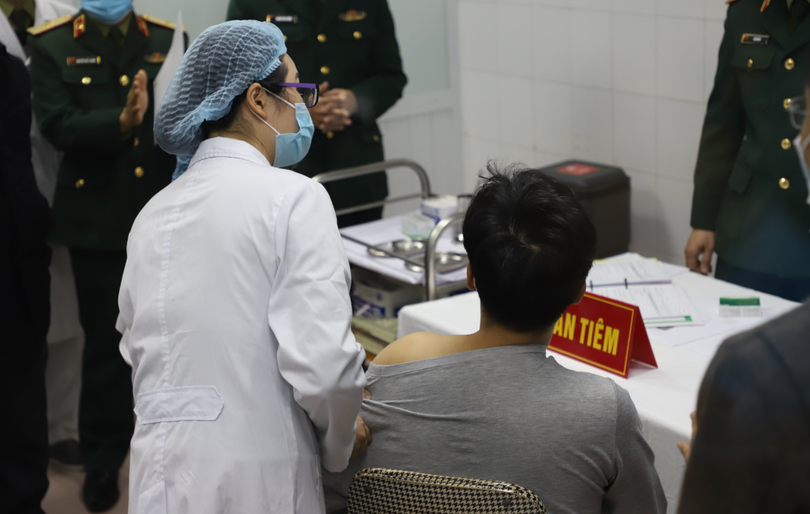 Tình nguyện viên tiêm vaccine phòng COVID-19 "made in Viet Nam" (Ảnh: Minh Thuý) 