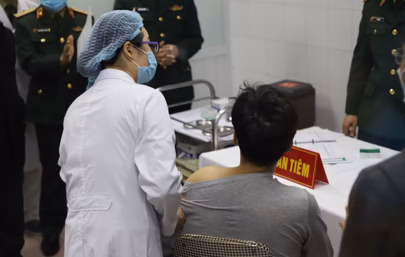 Tình nguyện viên tiêm vaccine phòng COVID-19 "made in Viet Nam" (Ảnh: Minh Thuý) 