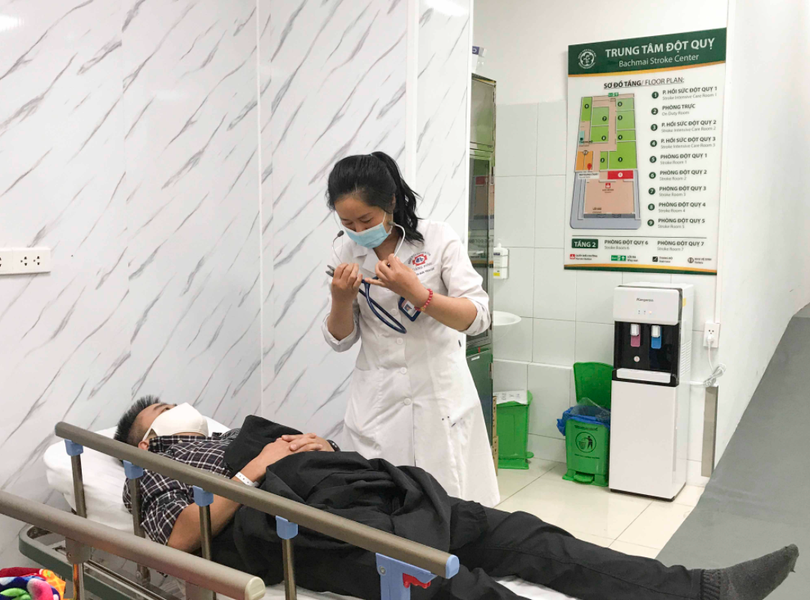 Bác sĩ thăm khám cho bệnh nhân tại Trung tâm Đột quỵ (Ảnh: BVCC)
