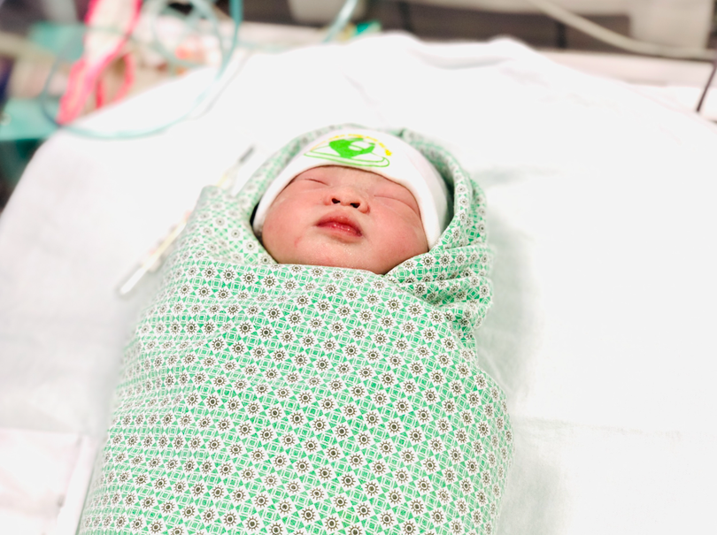 Bé gái chào đời khoẻ mạnh sau khi được các bác sĩ cấp cứu kịp thời (Ảnh: BVCC)