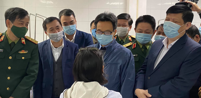 Phó Thủ tướng Vũ Đức Đam trực tiếp động viên, thăm hỏi sức khoẻ của tình nguyện viên sau tiêm vaccine phòng COVID-19 (Ảnh: Mạnh Cường)