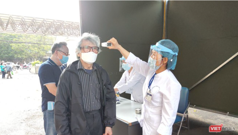 Nhân viên y tế đo nhiệt độ cho người dân (Ảnh - Minh Thuý) Nhân viên y tế đo nhiệt độ cho người dân (Ảnh - Minh Thuý)