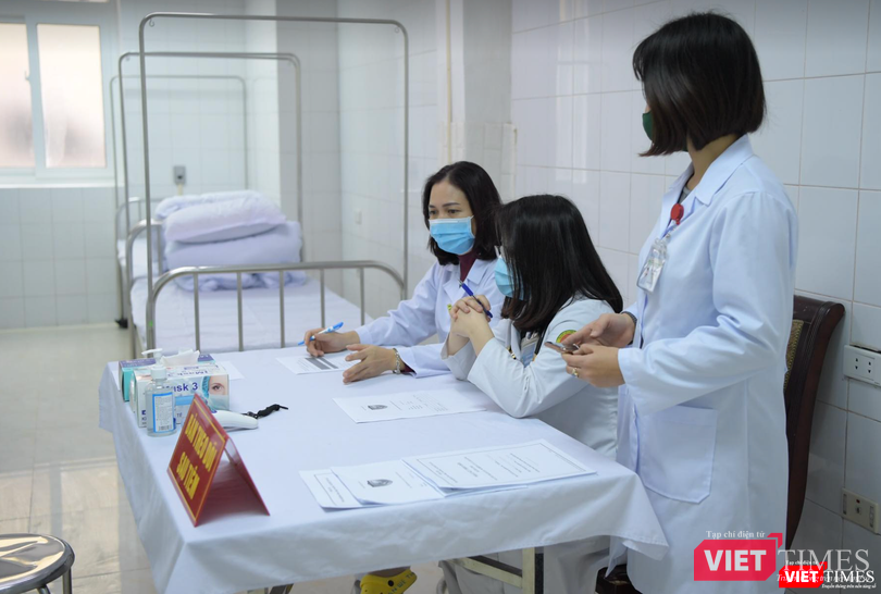 Các nhân viên y tế sẵn sàng theo dõi tình nguyện viên 72 giờ sau tiêm vaccine phòng COVID-19 (Ảnh: Minh Thuý)