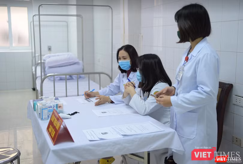 Các nhân viên y tế sẵn sàng theo dõi tình nguyện viên 72 giờ sau tiêm vaccine phòng COVID-19 (Ảnh: Minh Thuý)