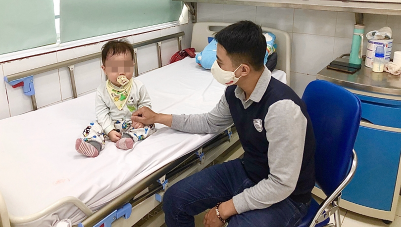 Một trẻ bị cúm được gia đình chăm sóc ở Bệnh viện Nhi Trung ương (Ảnh: BVCC) 