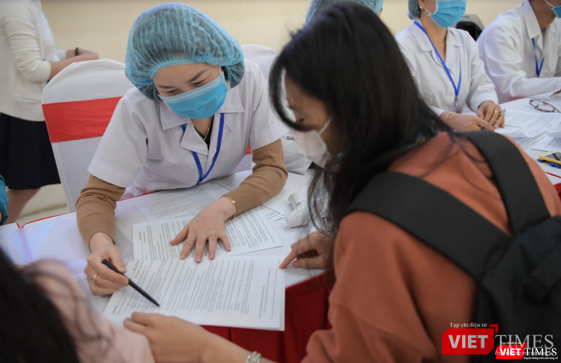 Từ sớm, đã nhiều người đến Học viện Quân Y để tư vấn về việc thử nghiệm vaccine (Ảnh: Minh Thuý)