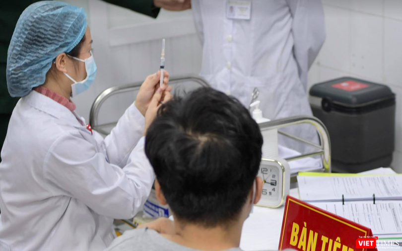 Nhân viên y tế chuẩn bị tiêm vaccine phòng COVID-19 Nanocovax cho tình nguyện viên (Ảnh - Minh Thuý) 
