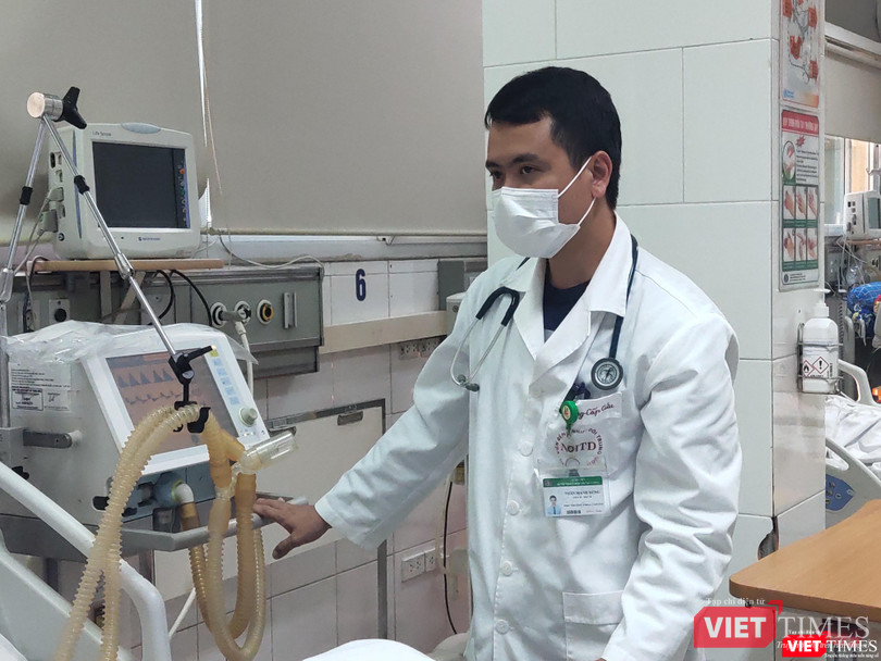 BS. Thân Mạnh Hùng điều trị cho bệnh nhân ở Bệnh viện (Ảnh: Minh Thuý)