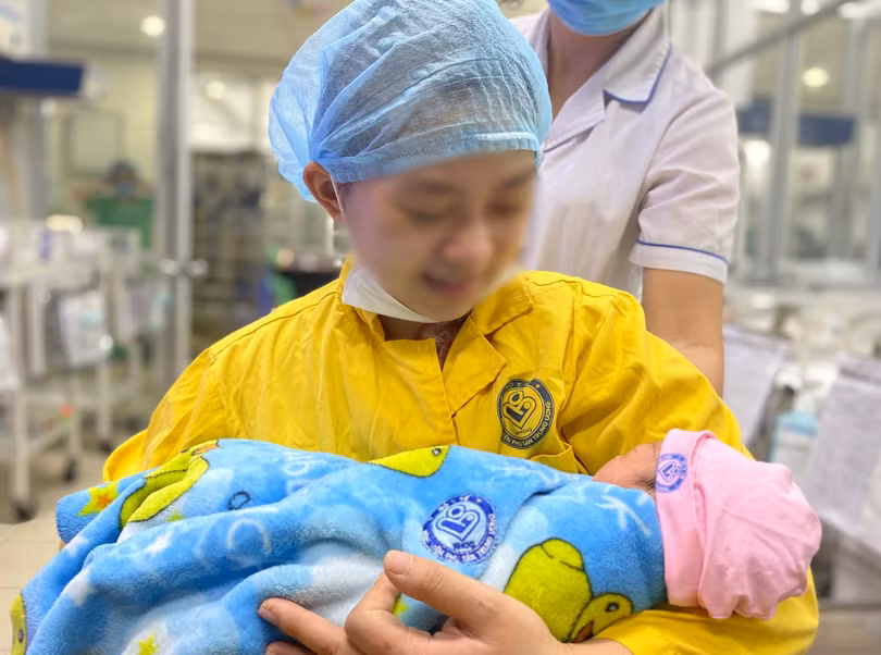 Mẹ bé Bình Anh hạnh phúc trong ngày gặp lại con gái (ẢNh: BVCC) 