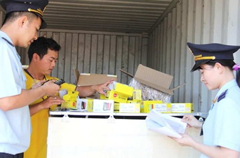 Cơ quan chức năng kiểm tra thuốc (Ảnh minh hoạ) Cơ quan chức năng kiểm tra thuốc (Ảnh minh hoạ)