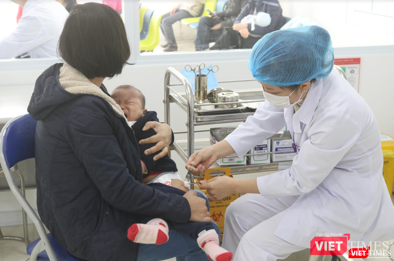 Trẻ được bố mẹ đưa đi tiêm vaccine để phòng bệnh (Ảnh - Minh Thuý) Trẻ được bố mẹ đưa đi tiêm vaccine để phòng bệnh (Ảnh - Minh Thuý)