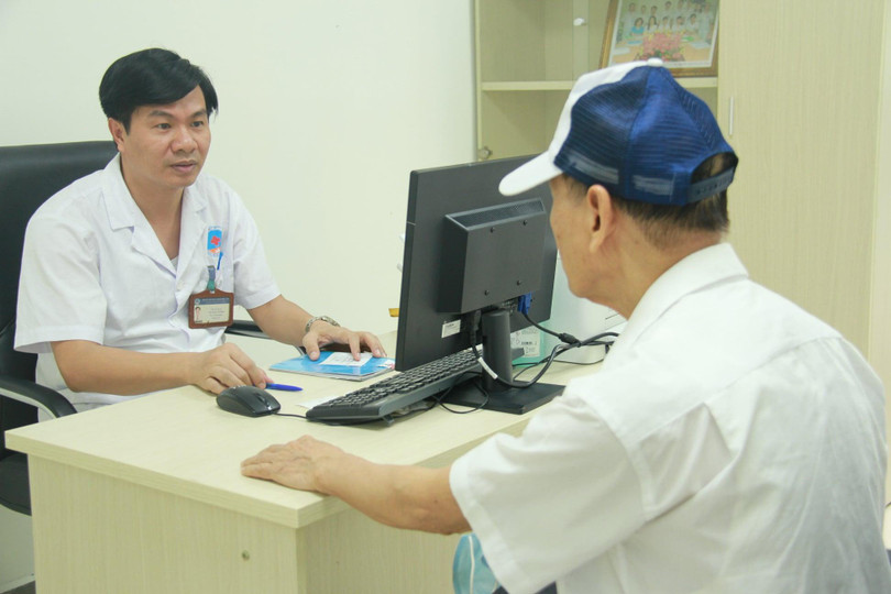 Bác sĩ tư vấn cho bệnh nhân (Ảnh: BVCC)