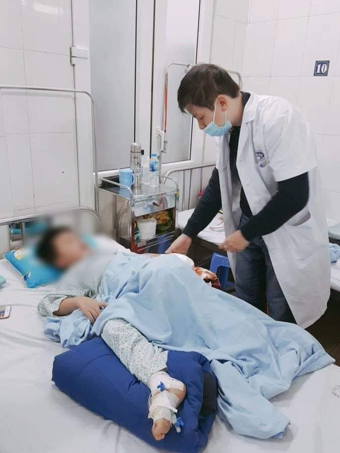 Bác sĩ khám ngón tay cho bé trai ở Bệnh viện Đa khoa Xanh Pôn (Ảnh: BVCC) Bác sĩ khám ngón tay cho bé trai ở Bệnh viện Đa khoa Xanh Pôn (Ảnh: BVCC)