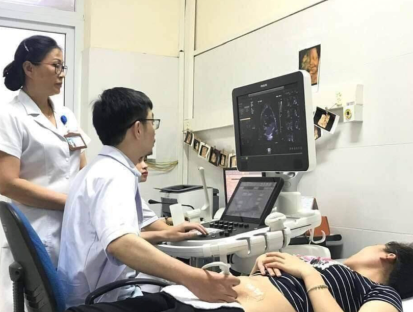 Bác sĩ khám bệnh cho bệnh nhân ở Bệnh viện Sản Nhi Quảng Ninh (Ảnh: BVCC) Bác sĩ khám bệnh cho bệnh nhân ở Bệnh viện Sản Nhi Quảng Ninh (Ảnh: BVCC)