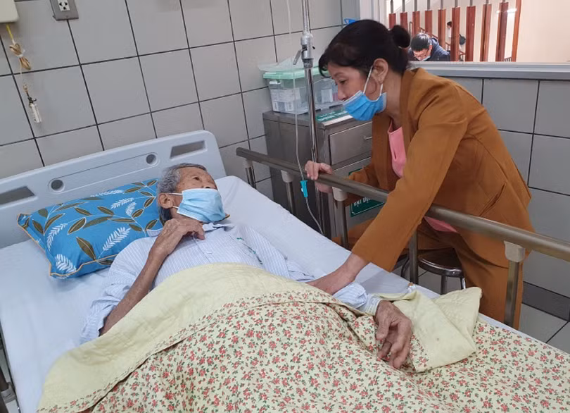 Gia đình động viên, chăm sóc cho cụ ông (Ảnh: BVCC)