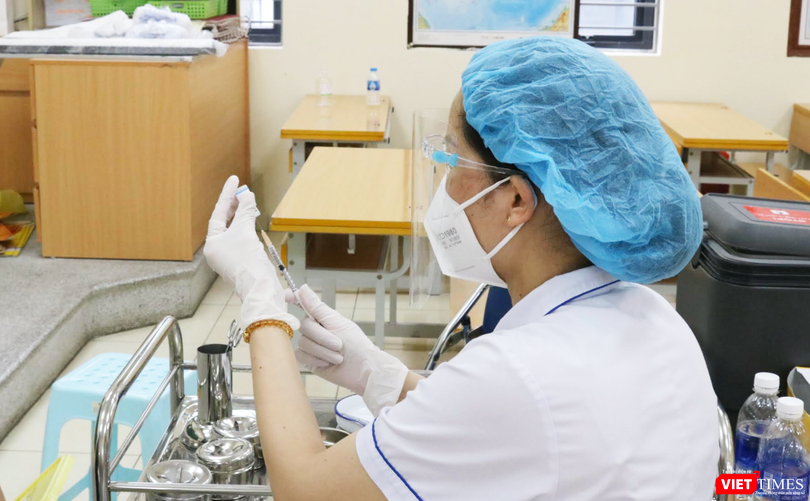 Nhân viên y tế chuẩn bị tiêm vacicne COVID-19 (Ảnh - Minh Thuý) 