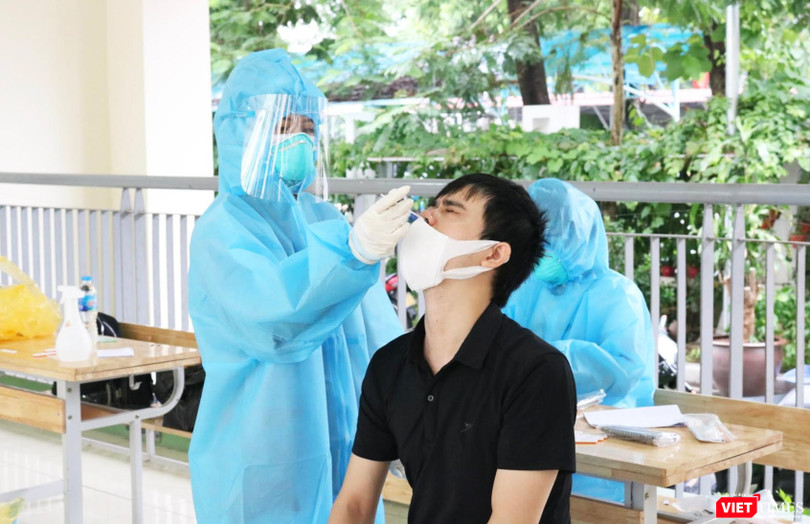 Người dân được láy mẫu xét nghiệm SARS-CoV-2 (Ảnh - Minh Thuý) 