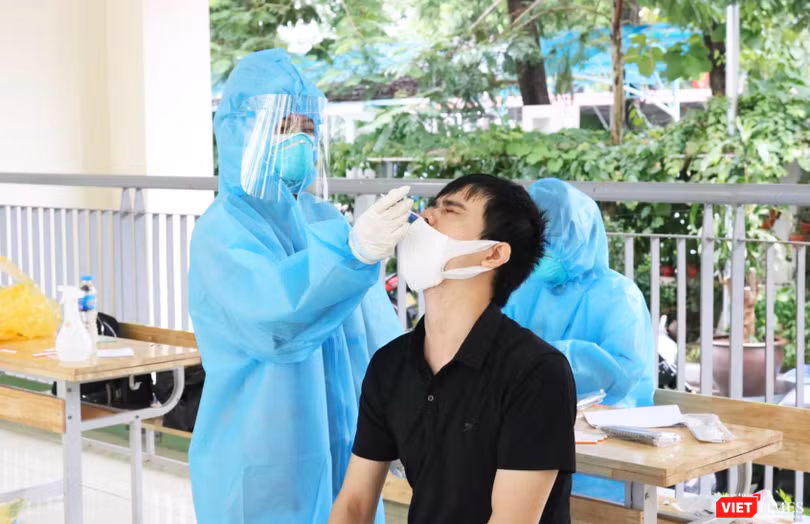 Người dân được lấy mẫu xét nghiệm COVID-19 (Ảnh - Minh Thuý) 