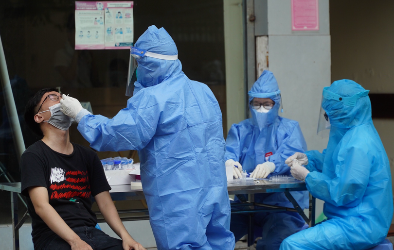 Người dân được lấy mẫu xét nghiệm COVID-19 (Ảnh - Minh Nhân) 