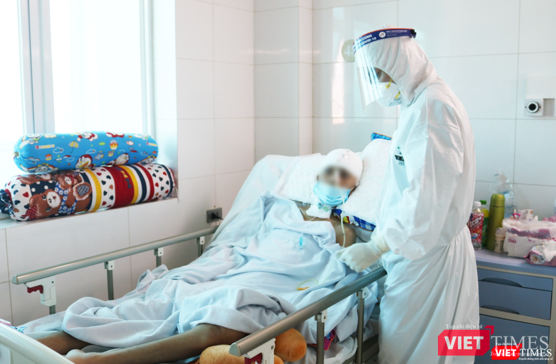 Bác sĩ chăm sóc 1 bệnh nhân nặng đang cách ly vì COVID-19 (Ảnh - Minh Thuý)