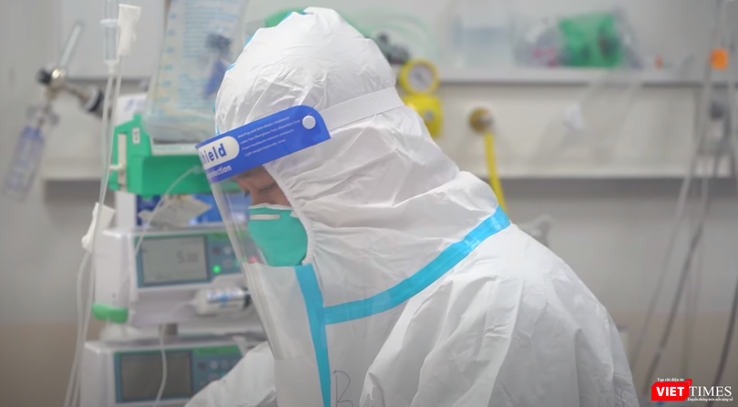 Nhân viên y tế chăm sóc cho người bệnh (Ảnh - VT)