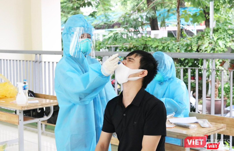 Người dân được lấy mẫu xét nghiệm COVID-19 (Ảnh - Minh Thuý)