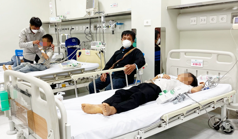 Gia đình chăm sóc bệnh nhi (Ảnh - BVCC)