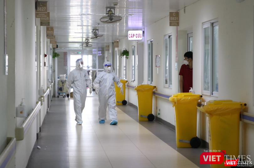 Bác sĩ kiểm tra khu vực điều trị bệnh nhân (Ảnh - Minh Thuý)