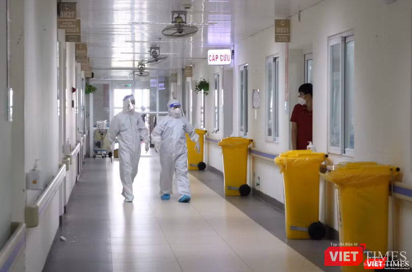 Các bác sĩ kiểm tra khu vực điều trị bệnh nhân từ BV Hữu nghị Việt Đức chuyển sang (Ảnh - Minh Thuý) Các bác sĩ kiểm tra khu vực điều trị bệnh nhân từ BV Hữu nghị Việt Đức chuyển sang (Ảnh - Minh Thuý)