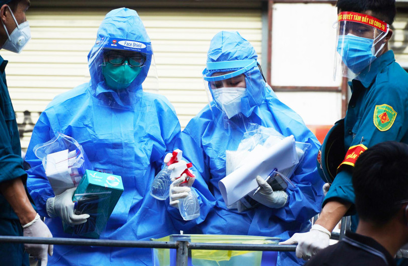 Nhân viên y tế chuẩn bị dụng cụ lấy mẫu xét nghiệm COVID-19 (Ảnh - Minh Nhân) 