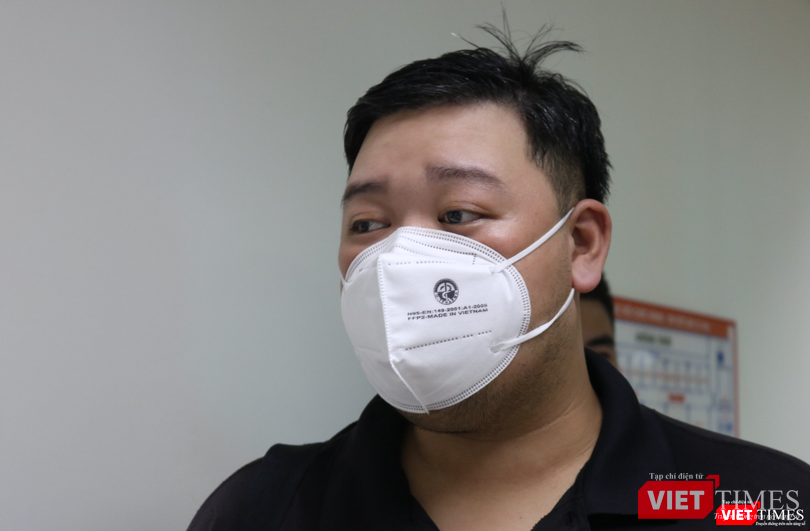 Anh P.G.N.- người nhà chăm sóc bố phẫu thuật ở BV Hữu nghị Việt Đức vừa chuyển đến BV Thanh Nhàn để cách ly (Ảnh - Minh Thuý)