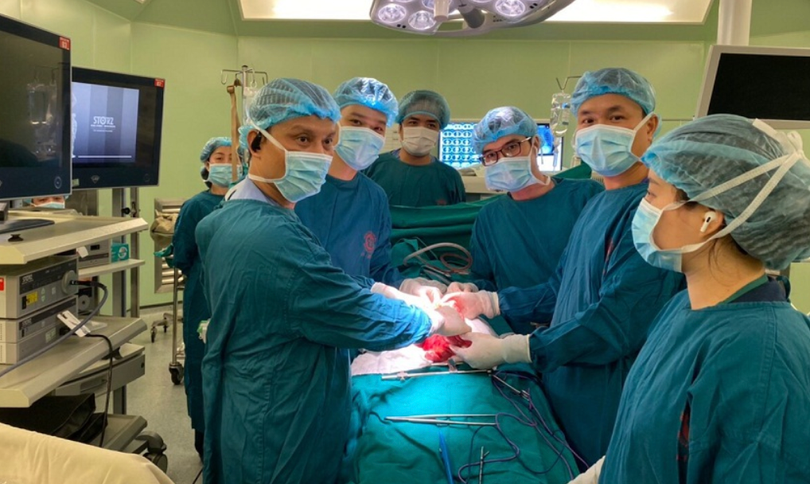 Các bác sĩ phẫu thuật cho bệnh nhân (Ảnh - BVCC) 
