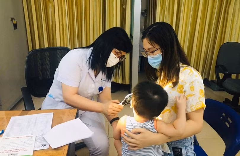 Bác sĩ khám cho trẻ tại Bệnh viện (Ảnh - BVCC) Bác sĩ khám cho trẻ tại Bệnh viện (Ảnh - BVCC)