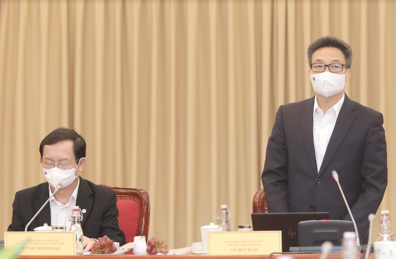 Phó Thủ tướng Vũ Đức Đam nhấn mạnh: "Việc chung sống an toàn với dịch bệnh là ở trong trạng thái bình thường mới kết hợp chủ động điều chỉnh tích cực ở mọi hoạt động đời sống xã hội" (Ảnh - Bộ KH&amp;CN)